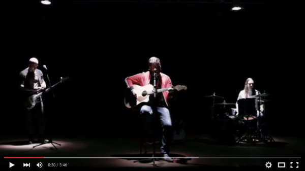FireShot Screen Capture #043 - 'Brand New Brain - Quién Finge Hoy (Videoclip Oficial) HD - YouTube' - www_youtube_com_watch_v=4_FUjBnX9gw&feature=youtu_be